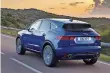  ??  ?? Der kurze hintere Überhang verstärkt den stämmigen Auftritt des E-Pace.