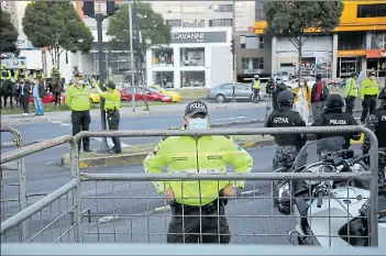  ?? PATRICIO TERÁN / EL COMERCIO ?? •
Presencia de la Policía Nacional en la avenida Eloy Alfaro y Bosmediano, en Quito.