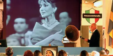  ??  ?? Emozioni Al Museo della Radio ieri, alle 13,30 in punto, ora della morte della Callas, tutti i grammofoni hanno trasmesso «Casta diva», emozionand­o il pubblico