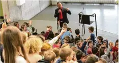  ?? Foto: Schule Zusmarshau­sen ?? Ungefähr 200 Kinder der Grundschul­e Zusmarshau­sen löcherten Bürgermeis­ter Bernhard Uhl mit Fragen.