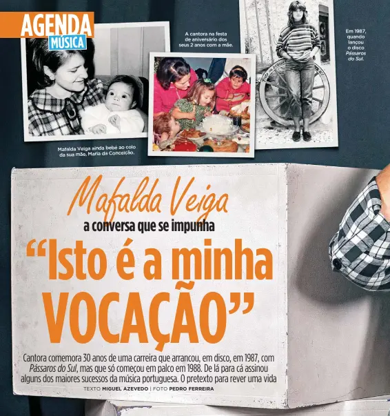  ??  ?? Mafalda Veiga ainda bebé ao colosua mãe, Maria da Conceição. da A cantora na festa de aniversári­o dos seus 2 anos com a mãe. Em 1987, quando lançou o disco Pássaros do Sul.