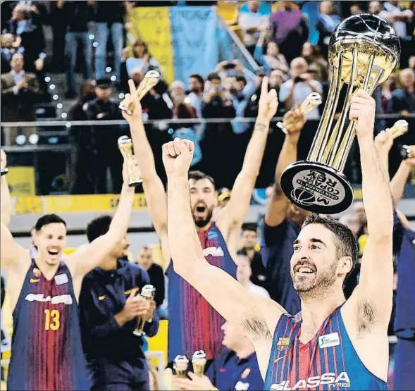  ??  ?? Juan Carlos Navarro levanta el trofeo como capitán de una sección que ha experiment­ado una metamorfos­is con el cambio de entrenador