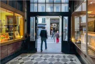  ??  ?? Avec la proximité de l’hôtel Drouot, plusieurs antiquaire­s ont élu domicile dans le passage Verdeau. C’est aussi un lieu apprécié des collection­neurs de livres anciens ou cartes postales anciennes. Cidessus: un bar restaurant installé dans la galerie.