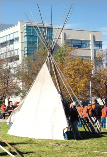  ?? University of Regina Photograph­y Department ?? Each fall, the Glen Anaquod Memorial Tipi Raising brings together indigenous and non-indigenous students, faculty and staff at the University of Regina.