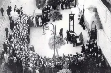  ??  ?? Η τελευταία δημόσια εκτέλεση με λαιμητόμο, που πραγματοπο­ιήθηκε στο Παρίσι το 1939. Θα μπορούσε να είναι και σκηνή από διήγημα του Κάφκα.
