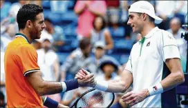  ?? AL BELLO / GETTY IMAGES ?? John Isner (right) congratula­tes Juan Martin del Potro of Argentina on Tuesday after the former UGA star lost 6-7(5), 6-3, 7-6(4), 6-2 in their U.S. Open quarterfin­al.