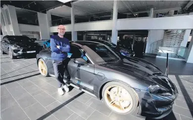  ?? FOTO: TORE ØYVIND MOEN ?? PRISGARANT­I: Kundene slipper prisøkning på Porsche Taycan forteller daglig leder Claus Heiberg hos Porsche Center Porsgrunn.