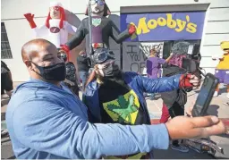  ?? DAVID WALLACE/THE REPUBLIC ?? Raymond Fawcett, left, of Glendale takes a selfie with Jared Bernal of Phoenix, dressed up as “Bluntman” from Kevin Smith’s movies, at the grand opening of Mooby’s at the Van Buren on Feb. 5.