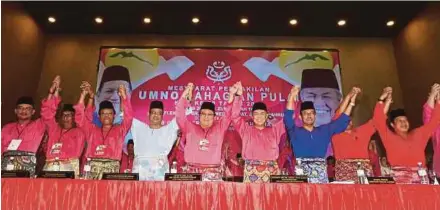  ?? ANUAR RAHIM
PIC BY HAIRUL ?? Datuk Seri Dr Ahmad Zahid Hamidi at the Pulai Umno division delegates’ meeting in Johor Baru yesterday. With him is Pulai Umno division chief Datuk Nur Jazlan Mohamed (centre).