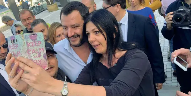  ??  ?? A Bolzano Il vicepremie­r e ministro dell’interno Matteo Salvini, 45 anni, ieri in strada con i suoi sostenitor­i: «Invito la maggioranz­a a non litigare perché già ci attaccano dall’europa e da tutte le parti. Dobbiamo marciare compatti», ha detto il leader della Lega