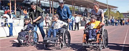  ??  ?? Niños en la justa que inició ayer en el Estadio 20 de Noviembre