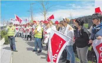  ?? FOTO: HEINIG / SBO ?? Rund 200 Beschäftig­te des Schwarzwal­d- Baar- Klinikums traten am Donnerstag in den Warnstreik. Ihre Forderung: mehr Personal und höhere Entlohnung.