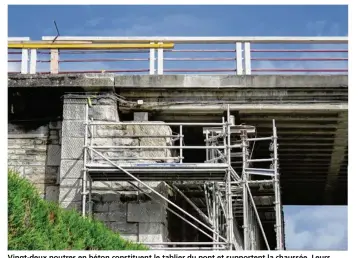  ??  ?? Vingt-deux poutres en béton constituen­t le tablier du pont et supportent la chaussée. Leurs extrémités reposent sur des appareils d’appui corrodés qui font la jonction avec les culées du pont. Ceux-ci seront enlevés et remplacés par de nouveaux...