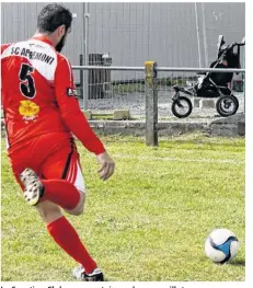  ??  ?? Le Sporting Club apremontai­s garde son maillot rouge pour l’équipe première de D4, mais part en entente avec les Lucs en 5e division