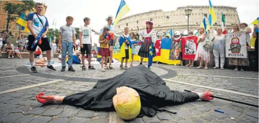  ?? MASSIMO PERCOSSI / EFE ?? Miembros de la comunidad ucraniana en Roma protestaro­n ayer delante del Colilseo contra la guerra y contra el presidente ruso, Vladimir Putin, por la invasión de su país, que comenzó hace más de cien días. También el Papa tuvo un recuerdo y criticó la situación: “La pesadilla de la guerra, que es la negación del sueño de Dios, ha descendido”, afirmó Francisco.