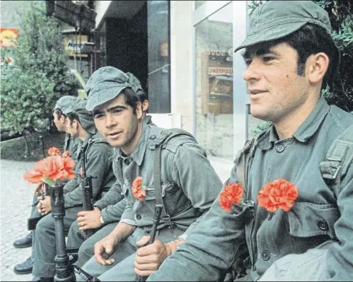  ?? Jean-Claude FRANCOLON / Getty ?? Un grupo de soldados, en un momento de descanso en el centro de Lisboa