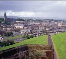  ?? Rick Steves’ Europe/DAVID C. HOERLEIN ?? Derry’s 17th-century ramparts create a walkway around the old city with a panoramic view.