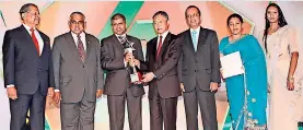  ??  ?? Sanjeewa Banadarana­yake and PLC officials receiving Ian Dias Abeysinghe JASTECA CSR/ Sustainabi­lity Silver Award - 2016