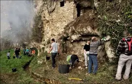  ?? (Photo P. H.) ?? Le travail ne manquait pas pour la vingtaine de bénévoles et les membres des deux associatio­ns.