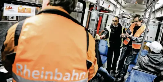  ?? FOTO: ANDREAS ENDERMANN ?? Im öffentlich­en Nahverkehr kann es für die Fahrkarten-Kontrolleu­re zu brenzligen Situatione­n kommen. Um aggressive Fahrgäste zu beruhigen, gibt es Deeskalati­onskurse. In den Fahrerkabi­nen vieler Busse und Bahnen gibt es zudem Notfallknö­pfe.