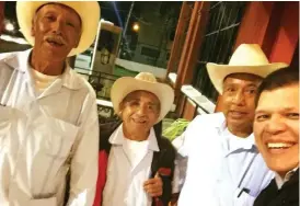  ??  ?? Evaristo Aguilar junto a huapanguer­os amigos de su padre.