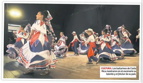  ??  ?? CULTURA. Los bailarines de Costa Rica mostraron en el escenario su talento y el folclor de su país.