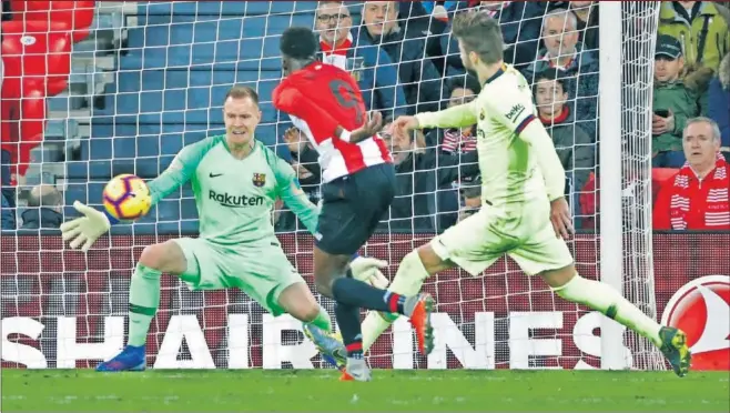  ??  ?? AHÍ ESTUVO. Iñaki Williams remata en presencia de Piqué y Ter Stegen salva el gol del delantero rojiblanco. San Mamés ya cantaba el tanto.