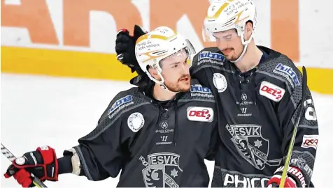  ?? Foto: Harald Langer ?? Philipp de Paly (rechts) hat seinen Vertrag beim ESV Kaufbeuren um eine weitere Spielzeit verlängert. Ob er dort aber auch künftig mit Mychal Monteith (links) verteidigt, ist noch offen. Gerüchten zufolge hat sein Defensivpa­rtner bereits bei einem...