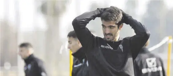  ?? MANUEL MURILLO / A.J GONZÁLEZ ?? Bernardo Cruz, en una sesión de entrenamie­nto en la Ciudad Deportiva del Córdoba CF.