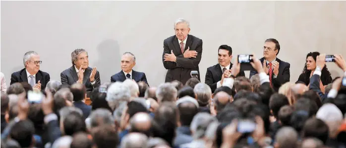  ?? HÉCTOR TÉLLEZ ?? En Palacio Nacional, López Obrador presentó a Alfonso Romo, jefe de la Oficina de la Presidenci­a, como el encargado del programa.