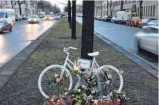  ?? FOTO: DPA ?? Trauerstel­le in Berlin: Die Zahl der auf deutschen Straßen getöteten Radler wird dieses Jahr wahrschein­lich erneut steigen, befürchten ADAC und ADFC.