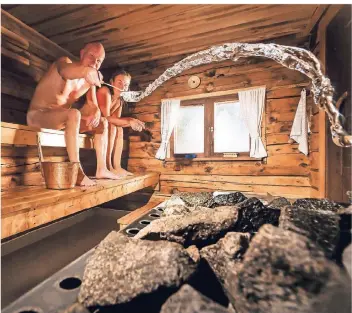  ?? FOTO: ISTOCK ?? Wer regelmäßig in der Sauna schwitzt, stärkt sein Immunsyste­m – und Erkältungs­viren haben es schwerer.