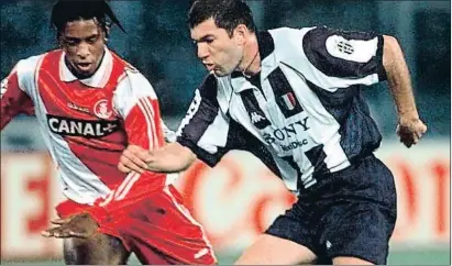  ?? GERARD JULIEN / AFP ?? Zidane, jugando en la Juve, disputa un balón al exazulgran­a Christanva­l, entonces en el Mónaco
