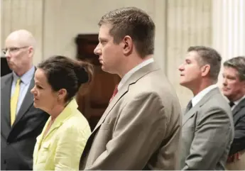  ?? ANTONIO PEREZ/CHICAGO TRIBUNE POOL PHOTO ?? CPD Officer Jason Van Dyke (center) stands before the bench amid attorneys for the defense and prosecutio­n during a hearing last month at the Leighton Criminal Court Building.