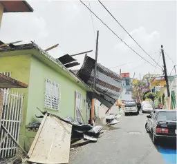 ??  ?? MUCHAS PÉRDIDAS. Aparte de su situación con el agua, en Gurabo cientos de familias perdieron los techos de sus residencia­s.