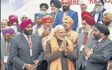  ?? ANI PHOTO ?? Prime Minister Narendra Modi interactin­g with the members of Sikh community in Houston.