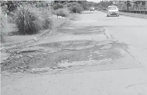  ??  ?? BERBAHAYA: Jalan-jalan di taman perumahan tersebut yang masih belum diletakkan batu berkemungk­inan membahayak­an pengguna jalan raya.