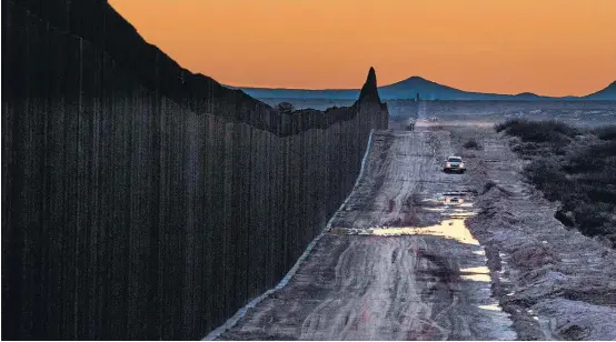  ?? PAUL RATJE / AFP ?? Em alerta. Carro da Patrulha de Fronteira ao lado do muro que divide EUA e México: repressão à imigração ilegal é uma bandeira de campanha de Trump