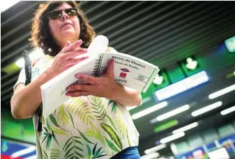  ?? ?? Fátima Peinado revisa la primera guía en braille de Metro