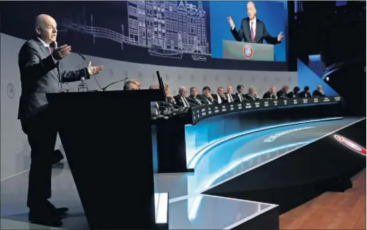  ??  ?? Gianni Infantino, presidente de la FIFA, en una intervenci­ón en una asamblea de la UEFA.