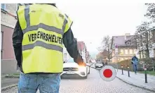  ?? FOTO: BERND WEISSBROD ?? Ein Verkehrshe­lfer regelt den Verkehr (Symbolbild).