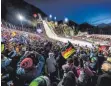  ?? ARCHIVFOTO: RALF LIENERT ?? Oberstdorf rechnet heuer mit bis zu 15 000 Fans zum Tournee-Auftakt.