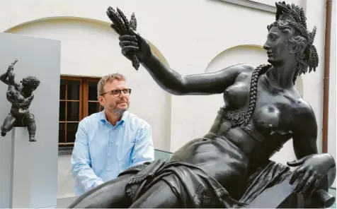  ?? Foto: Ulrich Wagner ?? Christoph Emmendörff­er im Viermetzho­f des Maximilian­museums vor einer Brunnenfig­ur des Augustusbr­unnens.