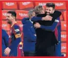  ??  ?? Koeman abraza a Piqué.