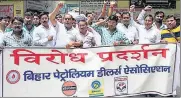  ?? SANTOSH KUMAR/HT PHOTO ?? Members of BPDA demonstrat­e in Patna on Wednesday.