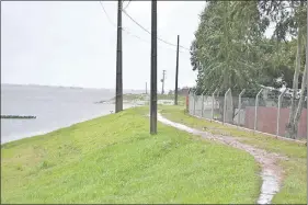  ??  ?? El muro ubicado en el barrio San Antonio de Pilar. El nivel del río alcanzó ayer los 7 metros, a un metro de la alerta amarilla.