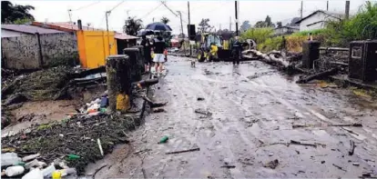  ?? FOTO KEYNA CALDERÓN. ?? El río Amapola, en Quircot, se desbordó y dejó ver la cantidad de basura que llevaba.