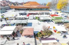  ??  ?? Weil die Bauarbeite­n am Cavazzen beginnen, findet der samstäglic­he Wochenmark­t zwischen Inselhalle und Parkhaus statt.