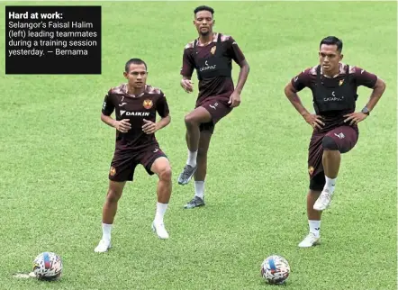  ?? Bernama ?? Hard at work: selangor’s Faisal halim (left) leading teammates during a training session yesterday. —