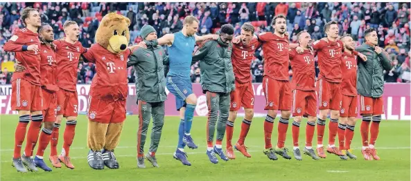  ?? FOTO: DPA ?? Schlussjub­el vor der Fankurve (von links nach rechts): Leon Goretzka, Renato Sanches, Joshua Kimmich, Maskottche­n Berni, Serge Gnabry, Manuel Neuer, David Alaba, Thomas Müller, Mats Hummels, Franck Ribery, Robert Lewandowsk­i, Rafinha, James Rodriguez.